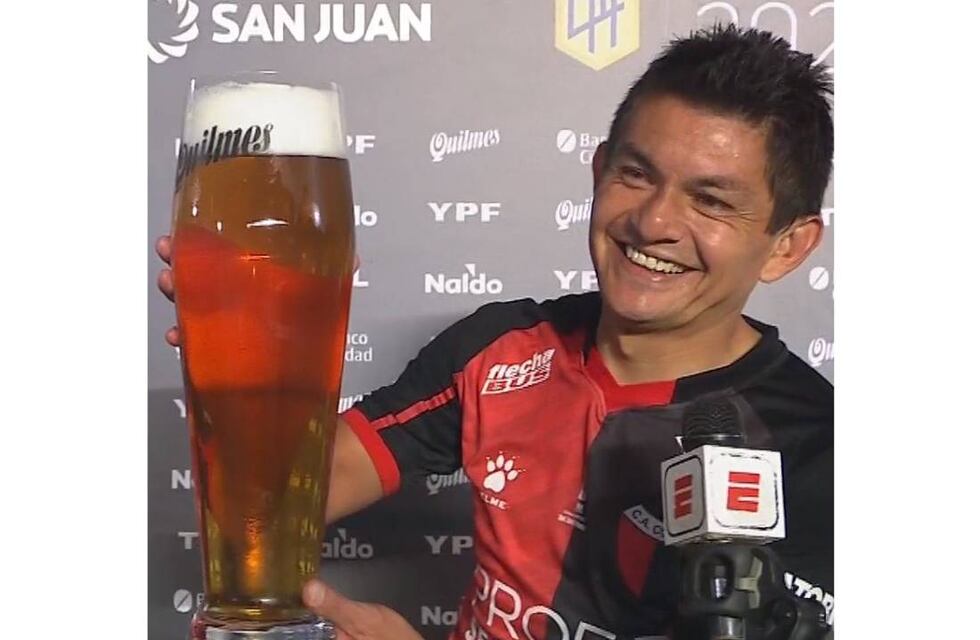 El “Pulga” Rodríguez festejó el campeonato de Colón, pero no todo es alegría: ¡Se le cayó la cerveza!