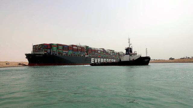 Buque encallado en el Canal de Suez - AP