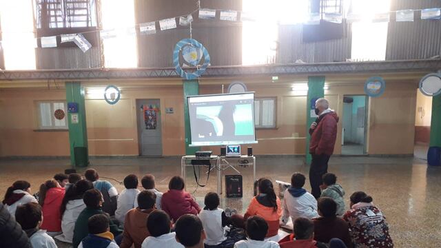 Charla sobre salud animal en escuelas