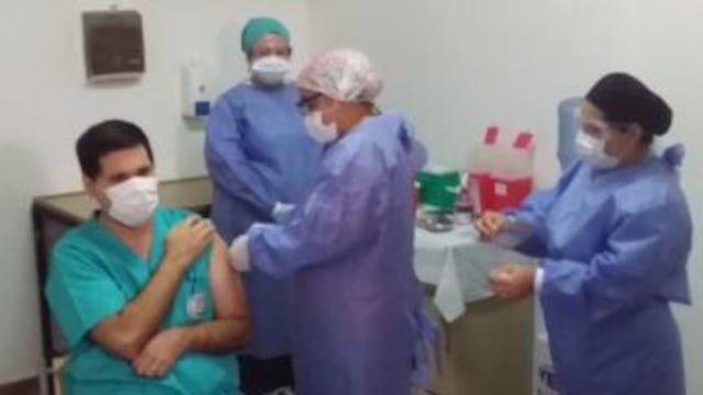 El primero en recibir el segundo componente fue nuevamente el doctor Cristian Vera.