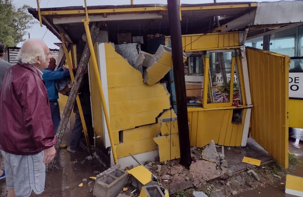 San Francisco: Colectivo urbano choco contra un kiosco de chapa, de milagro no hubo heridos