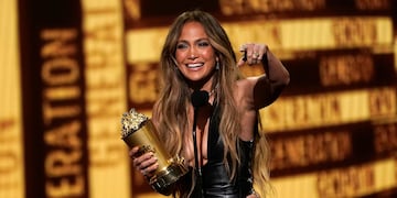 Jennifer Lopez, sonriente luego de derramar algunas lágrimas de emoción. (AP/ Chris Pizzello)