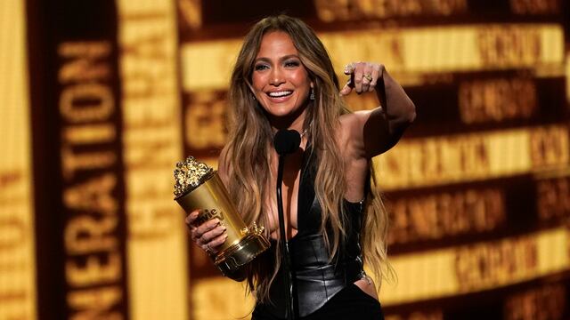 Jennifer Lopez, sonriente luego de derramar algunas lágrimas de emoción. (AP/ Chris Pizzello)