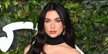 Tras decir que no irá al Mundial de Qatar, Dua Lipa apareció con el look tanga a la vista con minifalda y bucaneras rojas.