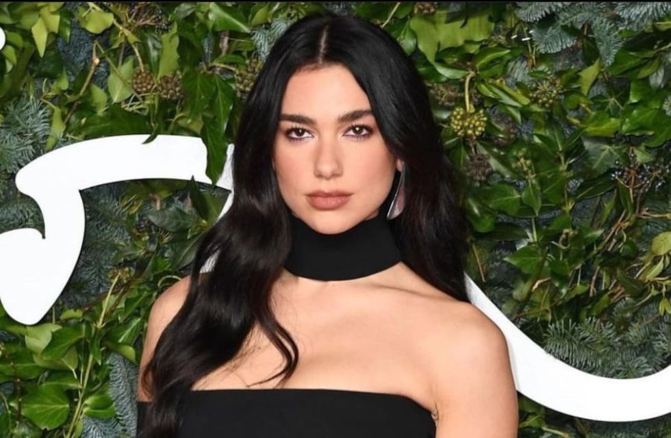 Dua Lipa lució su outfit “total jean” de Dior y su minitop se llevó miles de corazones rojos: la prenda del momento
