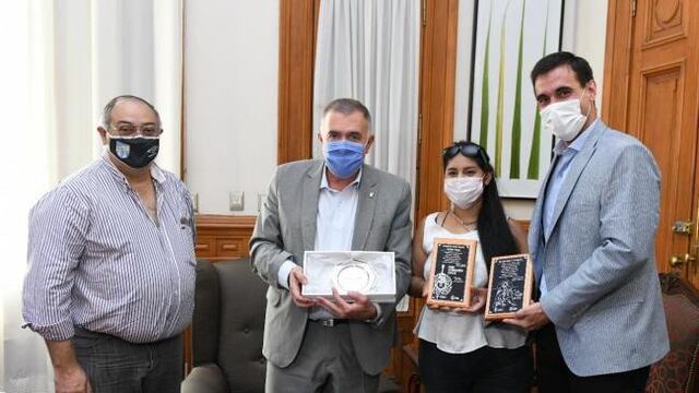 Jaldo recibió a Sofía Assis, la tucumana que se llevó el Premio a la Revelación en el Festival de Cosquín