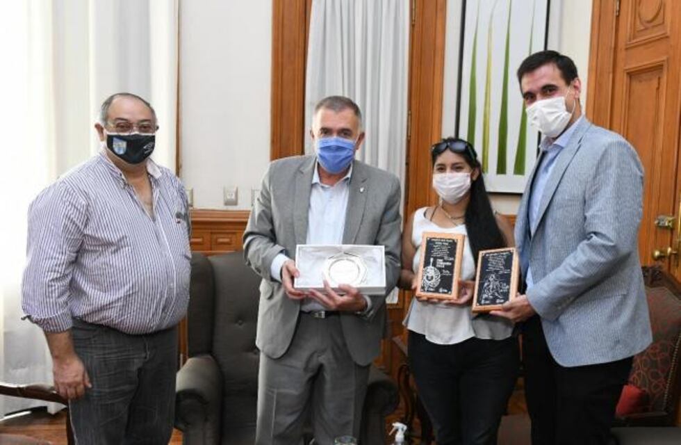 Jaldo recibió a Sofía Assis, la tucumana que se llevó el Premio a la Revelación en el Festival de Cosquín