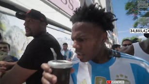 El youtuber vio el mate y no se animó a probarlo.