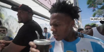 El youtuber vio el mate y no se animó a probarlo.