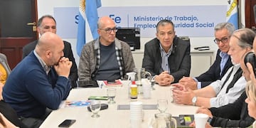 El ministro de Educación de Santa Fe, Víctor Debloc, y su par de Trabajo, Juan Manuel Pusieri, encabezaron la reunión paritaria docente del lunes 31 de julio de 2023.