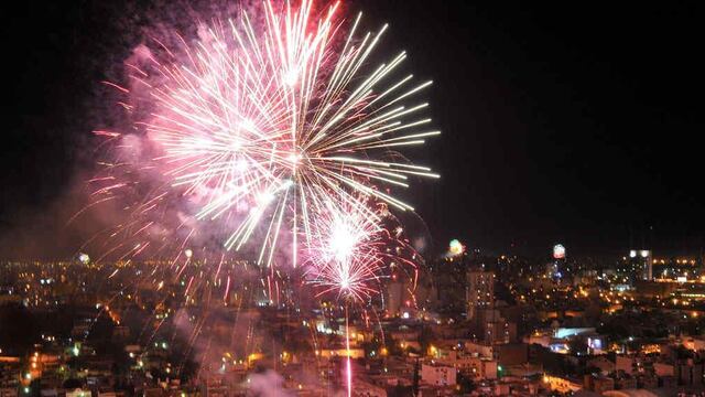 La tradicional pirotecnia en la noche cordobesa.