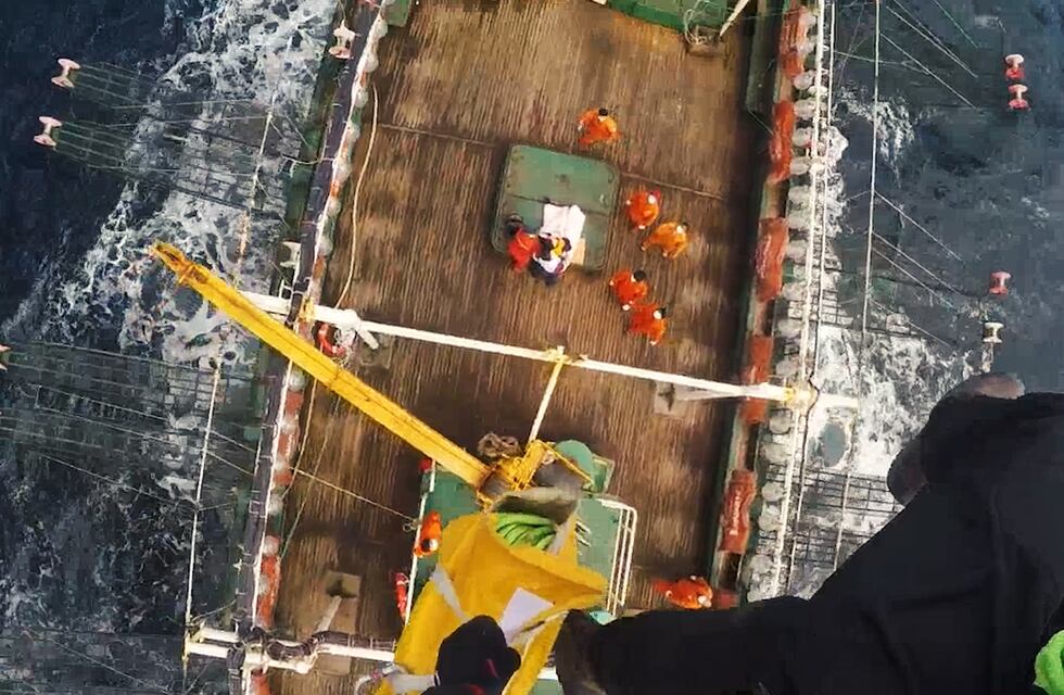 Rescate aéreo en el mar: Prefectura evacuó a un tripulante herido que debía ser atendido de urgencia