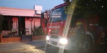 Personal de Bomberos extinguió las llamas de inmediato.