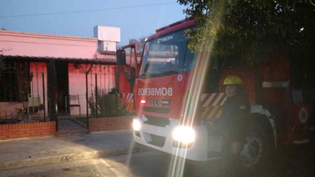 Personal de Bomberos extinguió las llamas de inmediato.