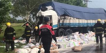 Choque de 2 camiones en Villa Mercedes