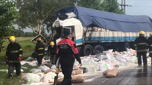 Choque de 2 camiones en Villa Mercedes