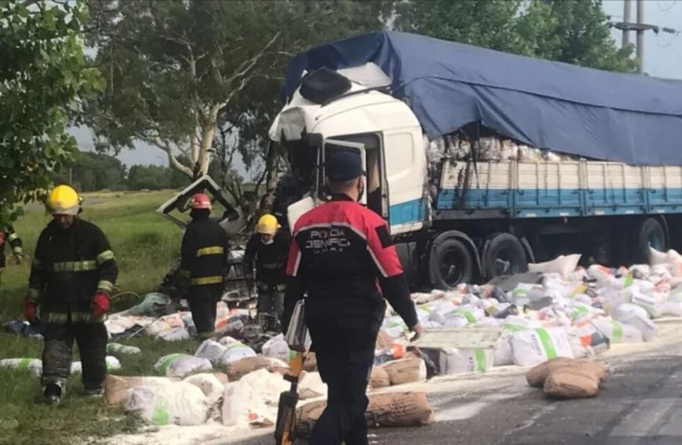 Choque de 2 camiones en Villa Mercedes: una mujer accidentada y saqueos