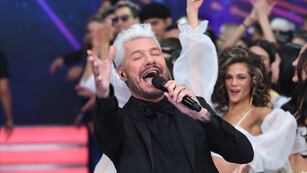 Marcelo Tinelli diciendo su clásico "Buenas Noches América", en el Bailando 2023.