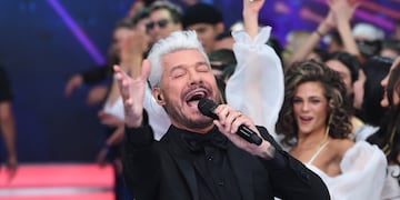 Marcelo Tinelli diciendo su clásico "Buenas Noches América", en el Bailando 2023.