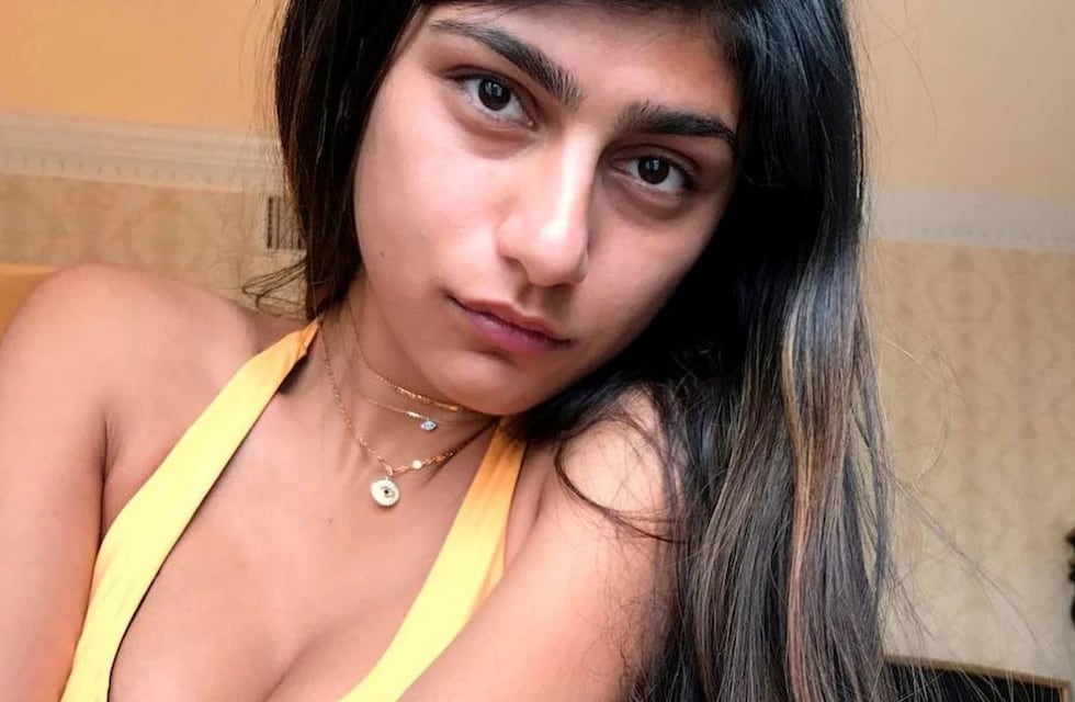 Mia Khalifa deslumbra a sus fans posando con un minivestido estampado con un collage de fotos