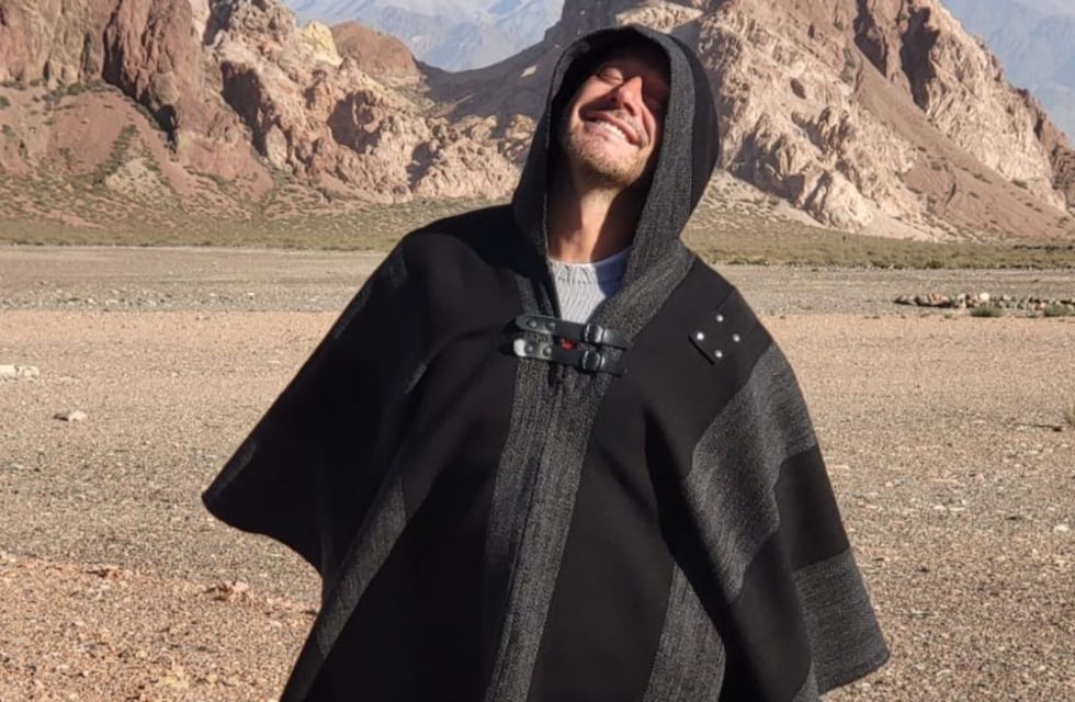 Benjamín Vicuña y su novia, Eli Sulichín, a caballo y entre viñedos en Mendoza