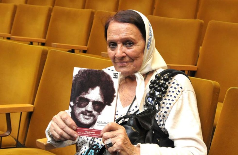 A 47 años del golpe militar: la historia de Taty Almeida, la referente de la línea fundadora de las Madres de Plaza de Mayo
