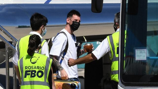 El ex Barcelona bajó del avión con el mate después de un largo viaje.