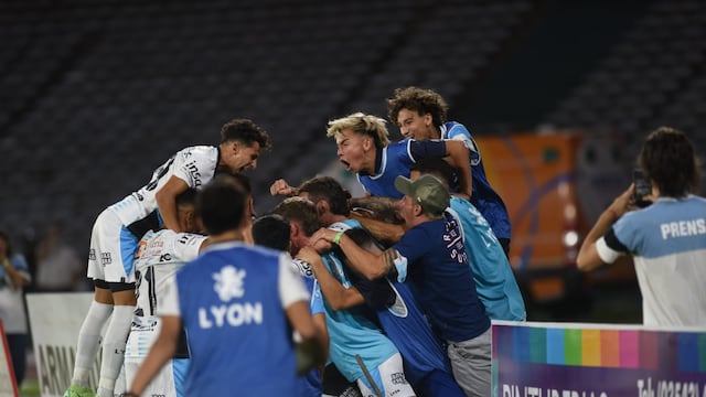 El festejo de todo Racing de Nueva Italia ante Instituto, en el clásico. (Facundo Luque / La Voz).