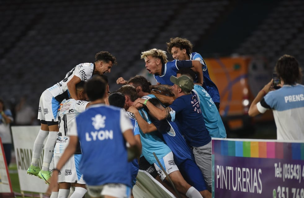 En un partidazo, Racing le ganó 4 a 2 a Instituto en el clásico en el Kempes