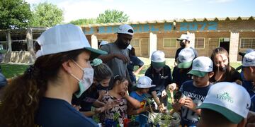 Voluntarios de Gerdau desarrollaron actividades en el vivero de la Escuela Especial de Pérez (Gerdau)