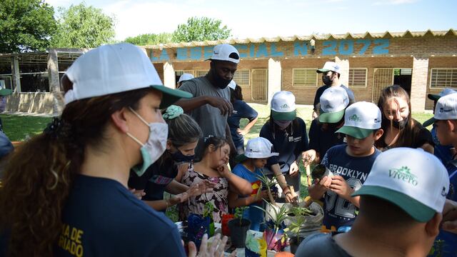 Voluntarios de Gerdau desarrollaron actividades en el vivero de la Escuela Especial de Pérez (Gerdau)