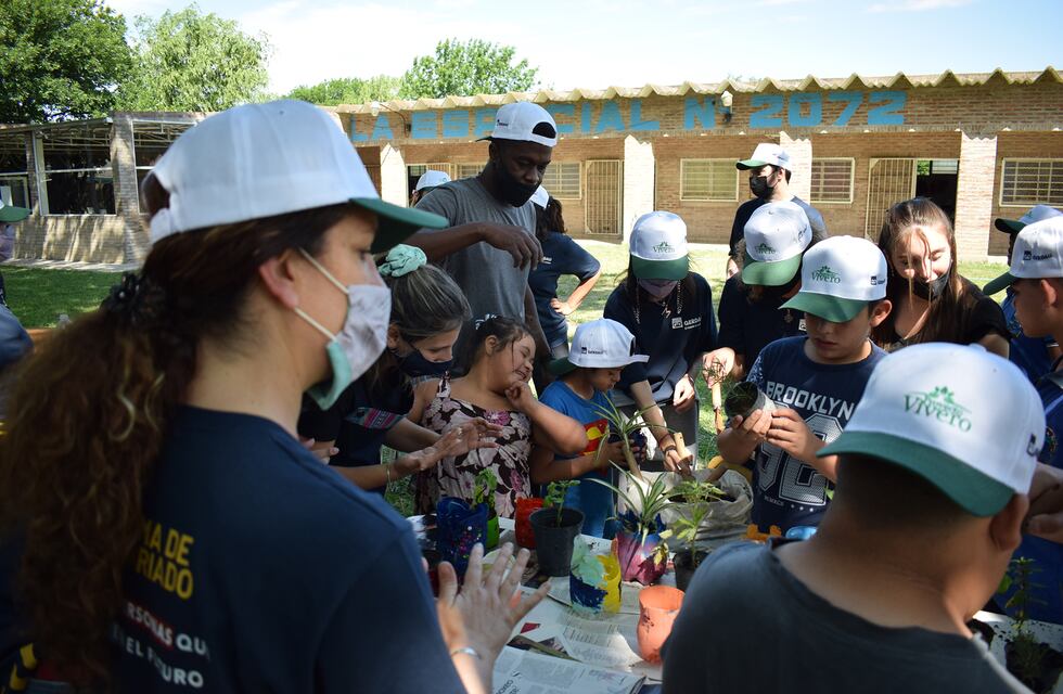 Voluntarios de Gerdau desarrollaron actividades en el vivero de la Escuela Especial de Pérez