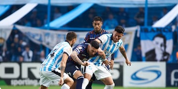 Nahuel Bustos, rodeado, en el partido que Talleres afrontó en Tucumán ante Atlético. (Prensa Talleres)