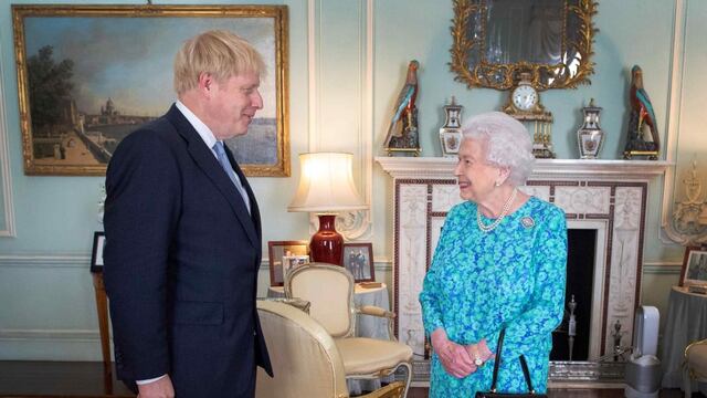 Boris Johnson y la reina Isabel II (AP).