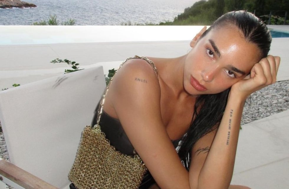 Dua Lipa posó desde la piscina con un traje de baño de lentejuelas y encendió Instagram