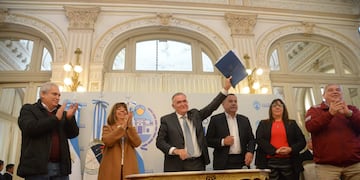 Con respaldo legislativo, Jaldo impulsa la estabilidad laboral docente en Tucumán.