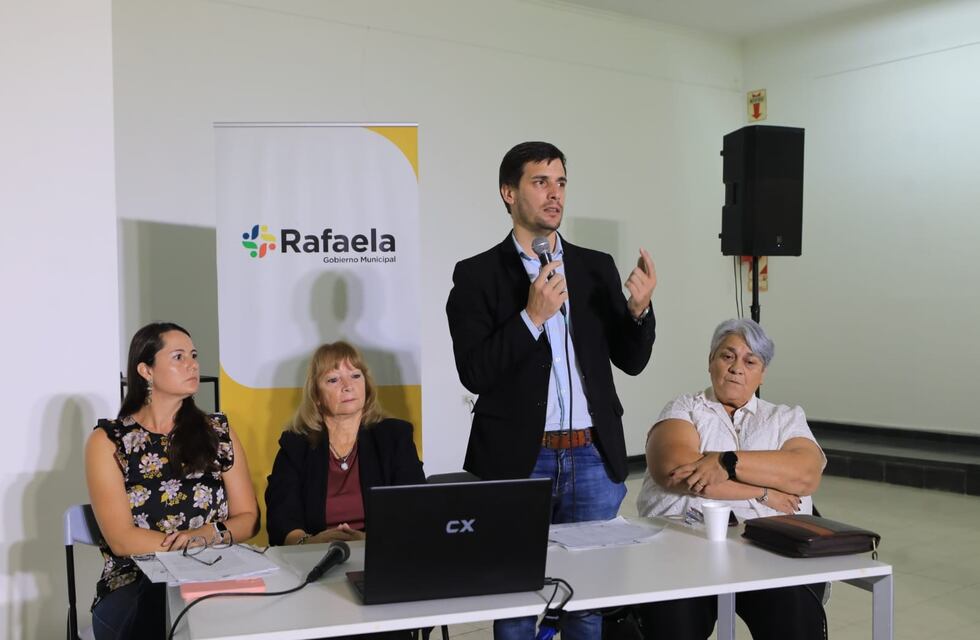 Leonardo Viotti anunció la construcción de 10 aulas en 10 escuelas de la ciudad e hizo entrega del FAE