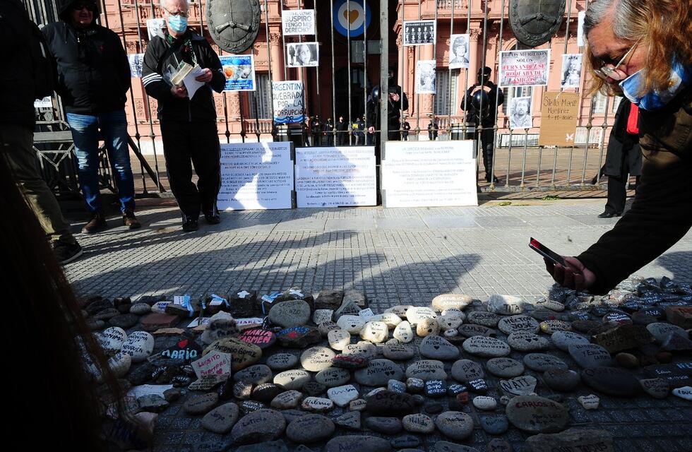 Organizan una nueva “Marcha de las piedras” en repudio al espacio de memoria que armó el Gobierno