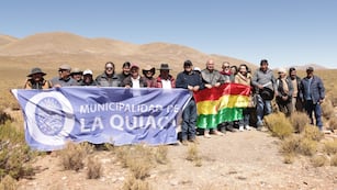 La comitiva de Yavi-La Quiaca y la delegación del Comité Impulsor del proyecto “Ruta del Bicentenario”, que se encontraron en el límite entre la Argentina y Bolivia para apoyar el Corredor Bioceánico Capricornio.