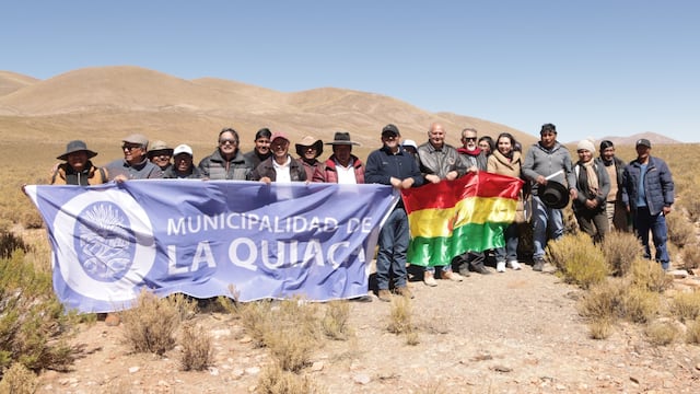 La comitiva de Yavi-La Quiaca y la delegación del Comité Impulsor del proyecto “Ruta del Bicentenario”, que se encontraron en el límite entre la Argentina y Bolivia para apoyar el Corredor Bioceánico Capricornio.