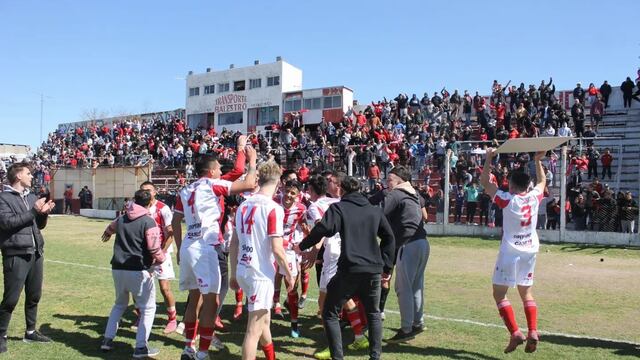 El "9" festejó ante su hinchada la victoria por 2 a 1 a Ben Hur por Copa Santa Fe