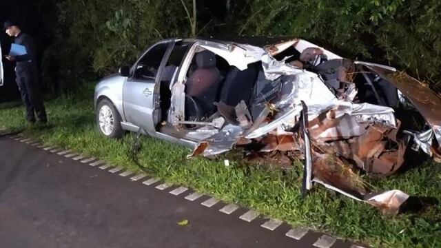 Puerto Iguazú: un minibús, con 14 pasajeros, impactó contra un remis.