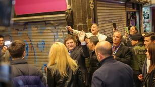 Javier Milei en su llegada al teatro para ver a Fátima Florez en Mar del Plata. (Infobae)