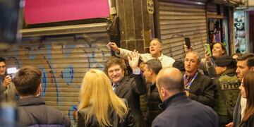 Javier Milei en su llegada al teatro para ver a Fátima Florez en Mar del Plata. (Infobae)