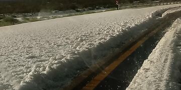 La ruta 40 quedó cubierta de blanco luego de una feroz tormenta de piedra y granizo.