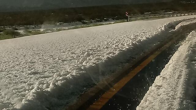 La ruta 40 quedó cubierta de blanco luego de una feroz tormenta de piedra y granizo.