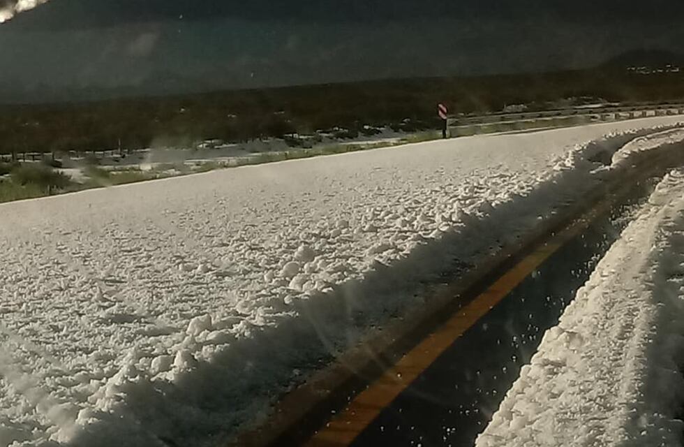 Impresionante tormenta de piedra y granizo sepultó la ruta 40