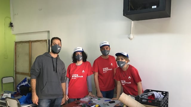 Parte del equipo que compite por la Copa Robótica.