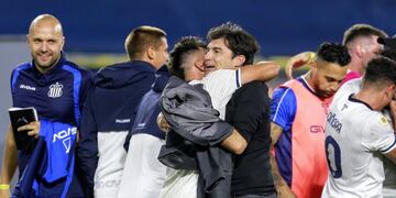 Felicidad a pleno para el Cacique. Como en noviembre, le sacó el invicto a Boca en su cancha.