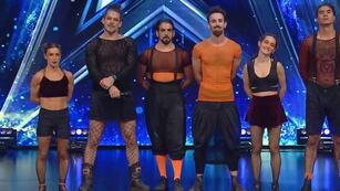 Los artistas prepararon un número sorprendente por el nivel de exigencia física.